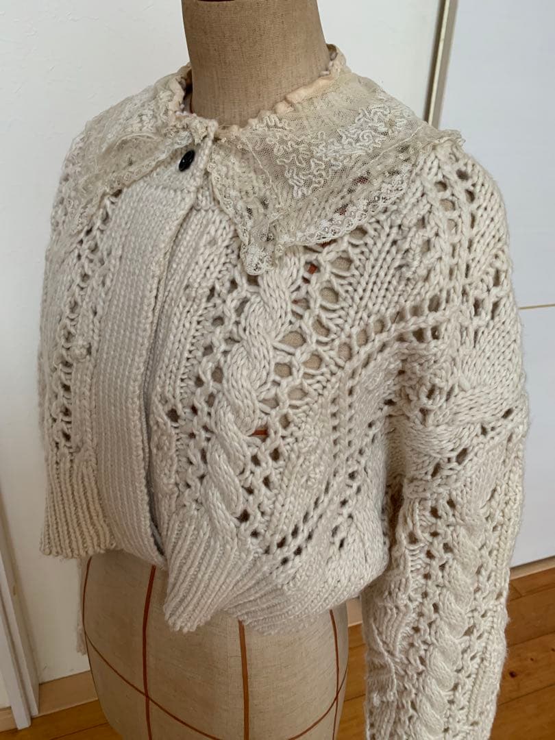 アンティークフリル付きオフホワイトニットカーディガン フリル付き ケーブル ニット カーディガン