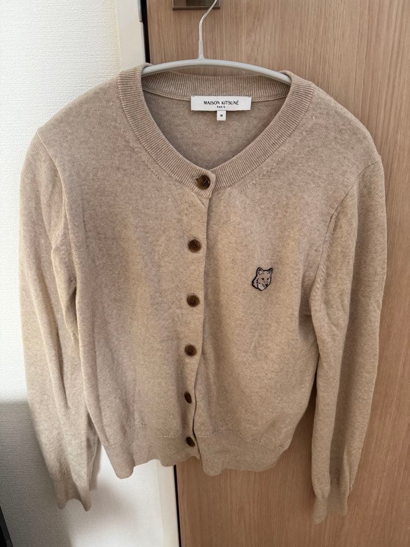 美品】メゾンキツネ ベージュ カーディガン Mサイズ - メルカリ
