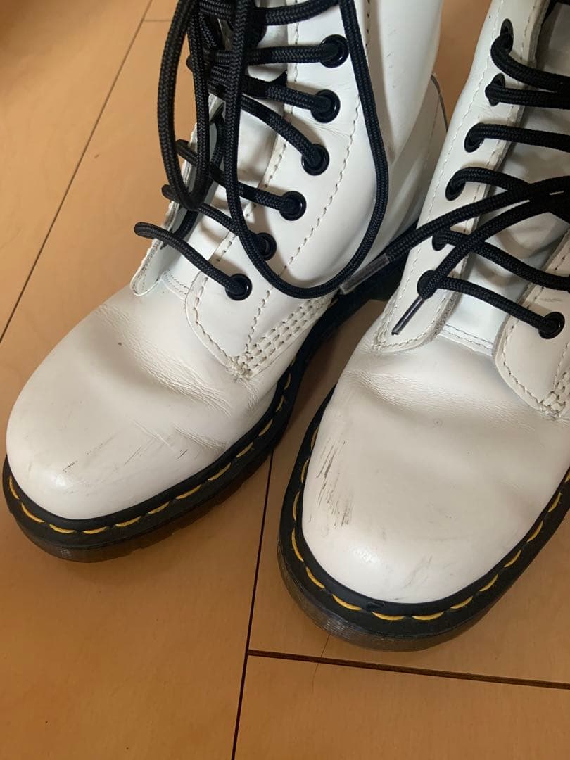 最終値下げ】レア！廃盤モデル Dr.Martens 白ブーツ - メルカリ