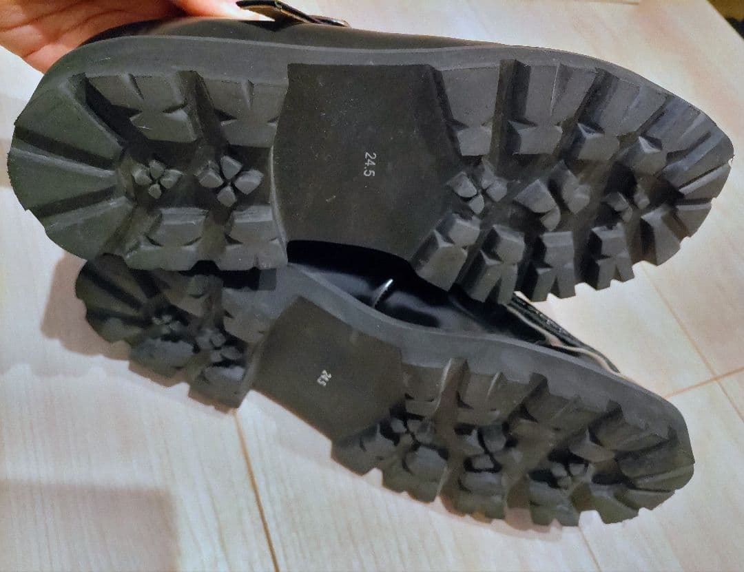 「つま先踊る、大人の相棒」こだわりソールのTストラップシューズ　24.5cm