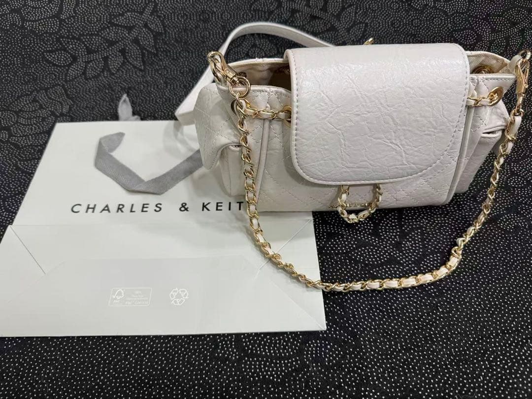 美品 CHARLES&KEITH Duo ツーウェイ ホワイト バックパック CHARLES & KEITH Duo ドゥオ チェーンハンドルツーウェイバックパック