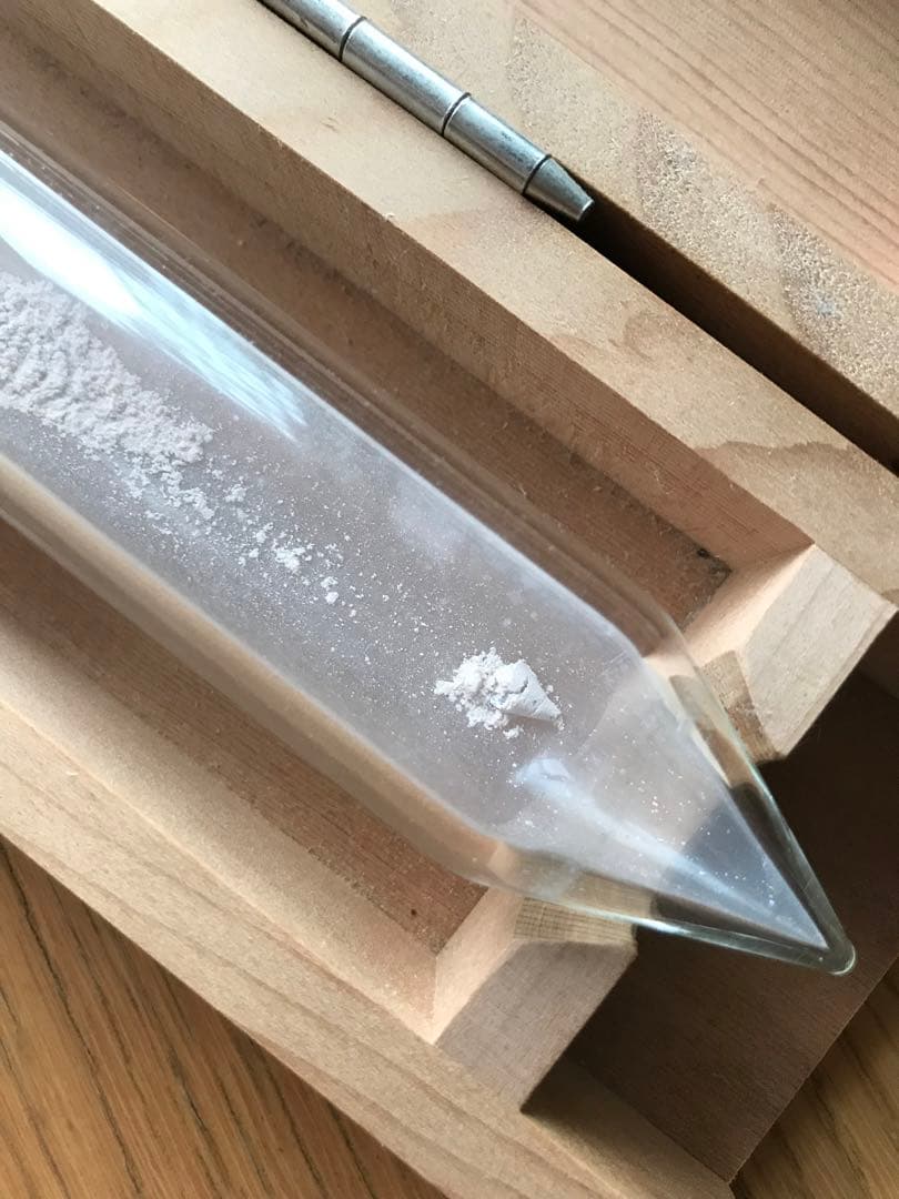 ツボ押しに最高。地球外物質入りイオン棒ポインテッド60cm木製ケース付き