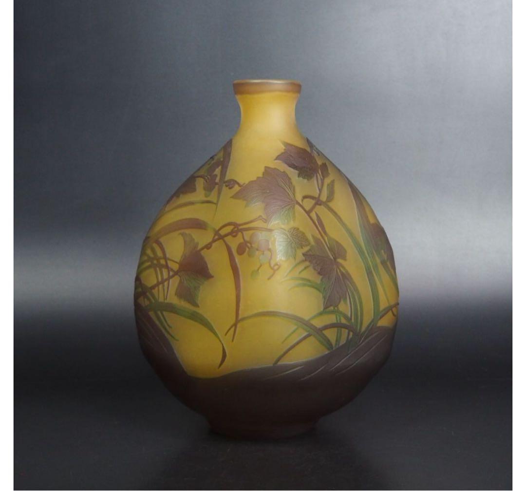 送料無料 時代物 被せガラス蔦葛文扁壺 花文花瓶 高さ23.5cm 共箱の