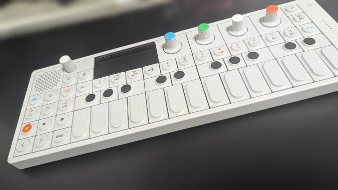 OP-1 アナログシンセサイザー ホワイト TEENAGE ENGINEERING、ポータブル・シンセOP-1 Fieldを発表〜100の新
