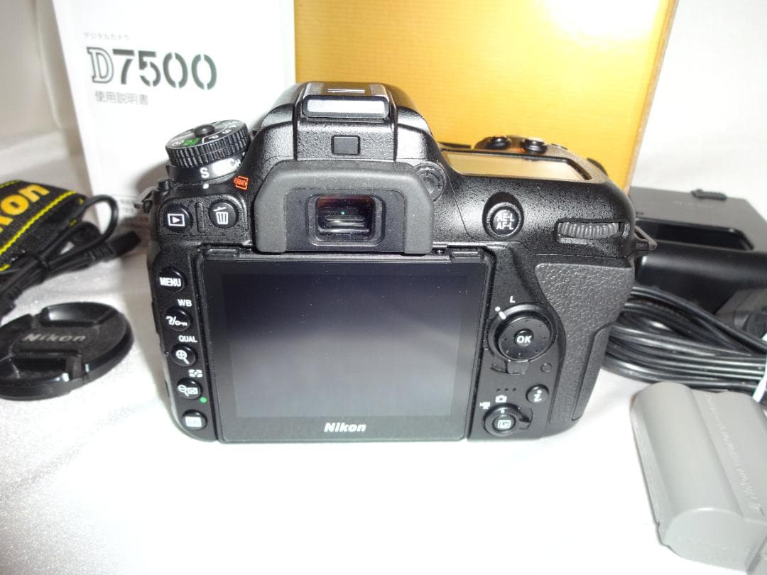NIKON D7500デジタル一眼レフカメラボディ ショット数27300です。の