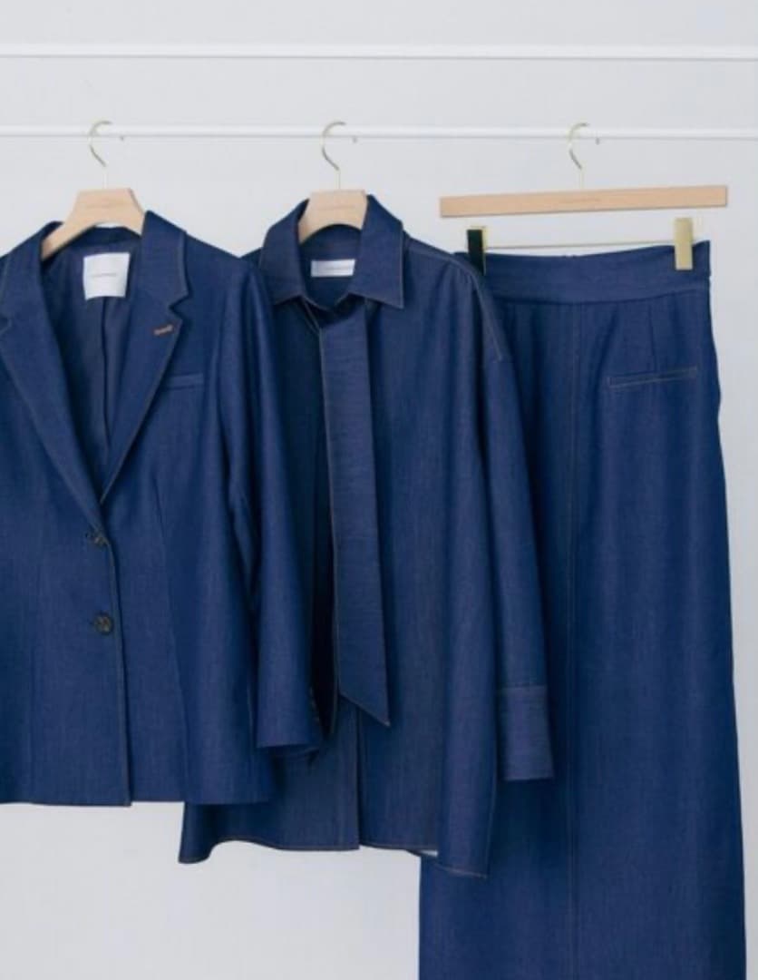 《柳橋唯さん》ワイドスリーブタイネックシャツ