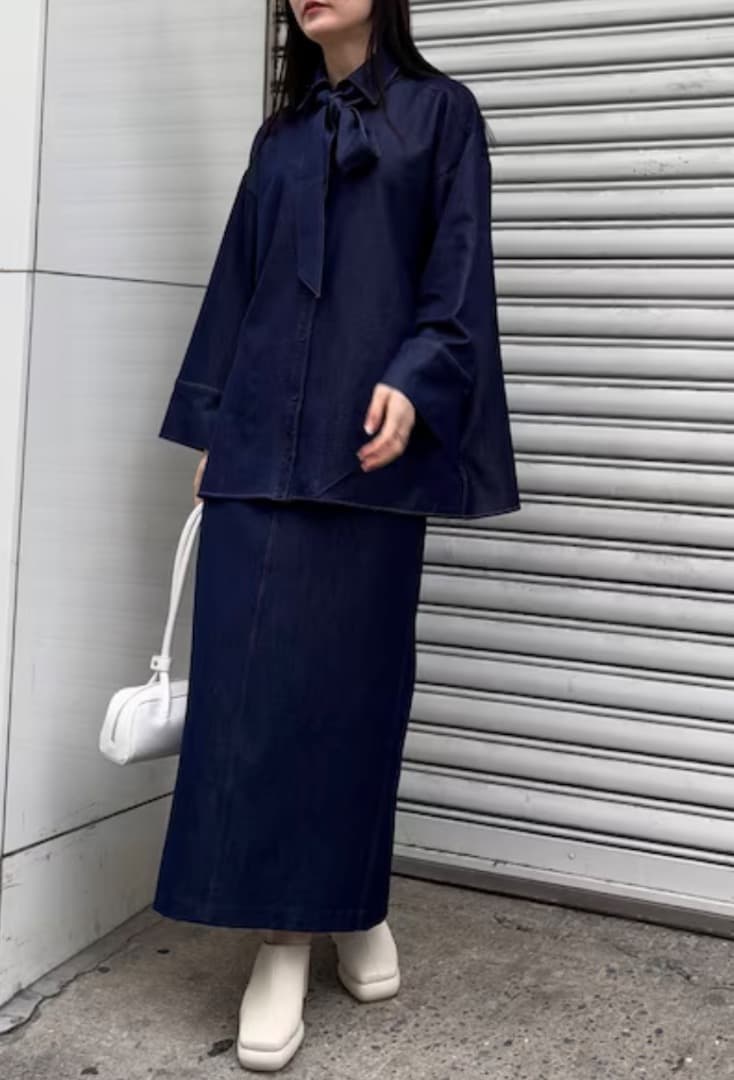 《柳橋唯さん》ワイドスリーブタイネックシャツ