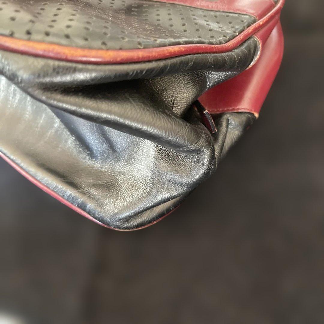 プラダ 黒と赤のパーフォレーションハンドバッグ