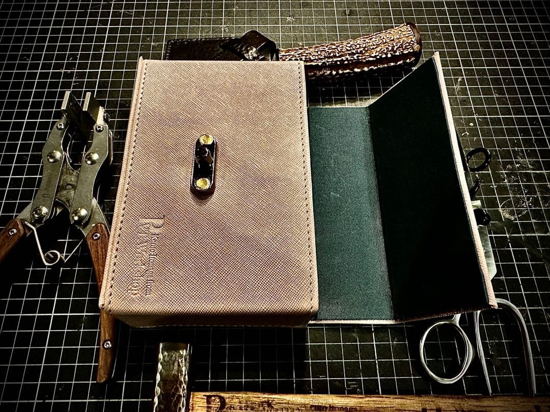 在庫入れ替えSALE！Pvt.Workshop 極 本革 デッキケース