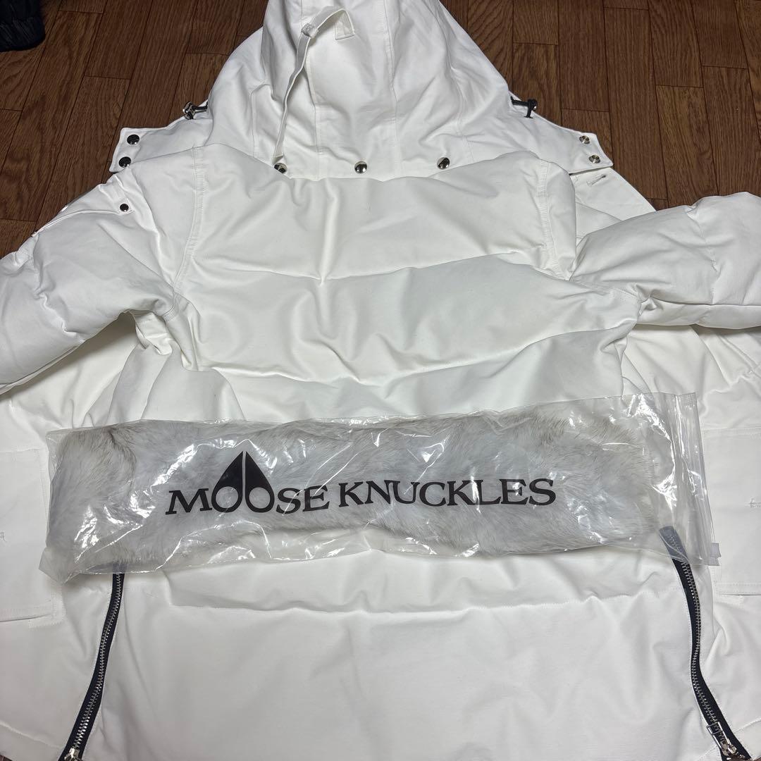 Moose Knuckles ホワイトダウンジャケット - メルカリ