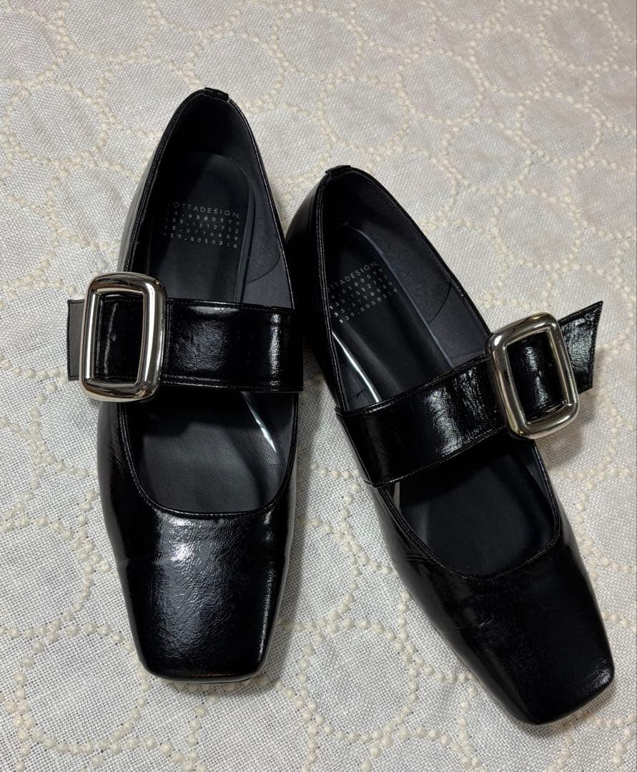 晴雨兼用】LOTTADESIGNスクエアベルトフラットブラックエナメル23.5