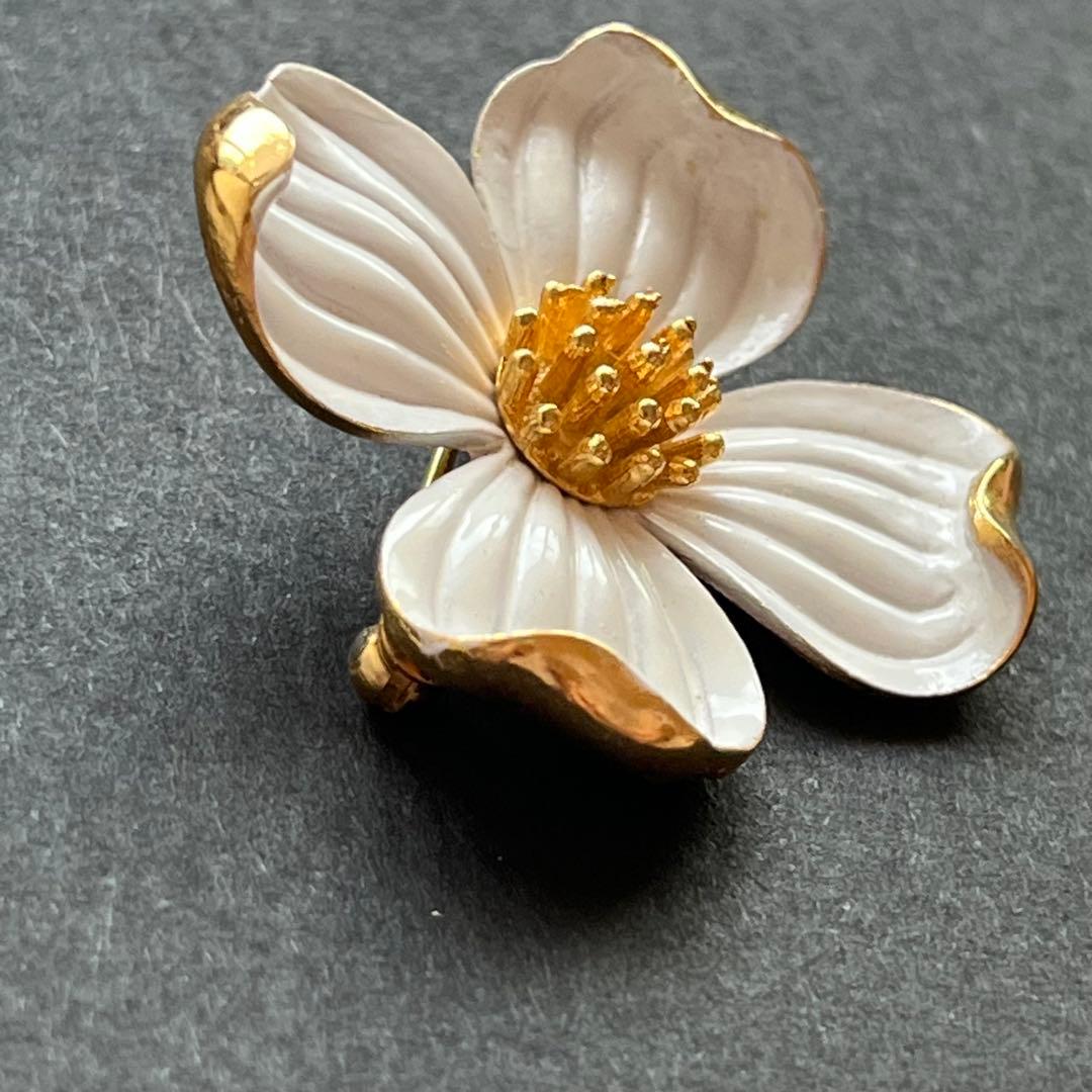 CROWN TRIFARI 白エナメル ハナミズキ ブローチ&イヤリングセット