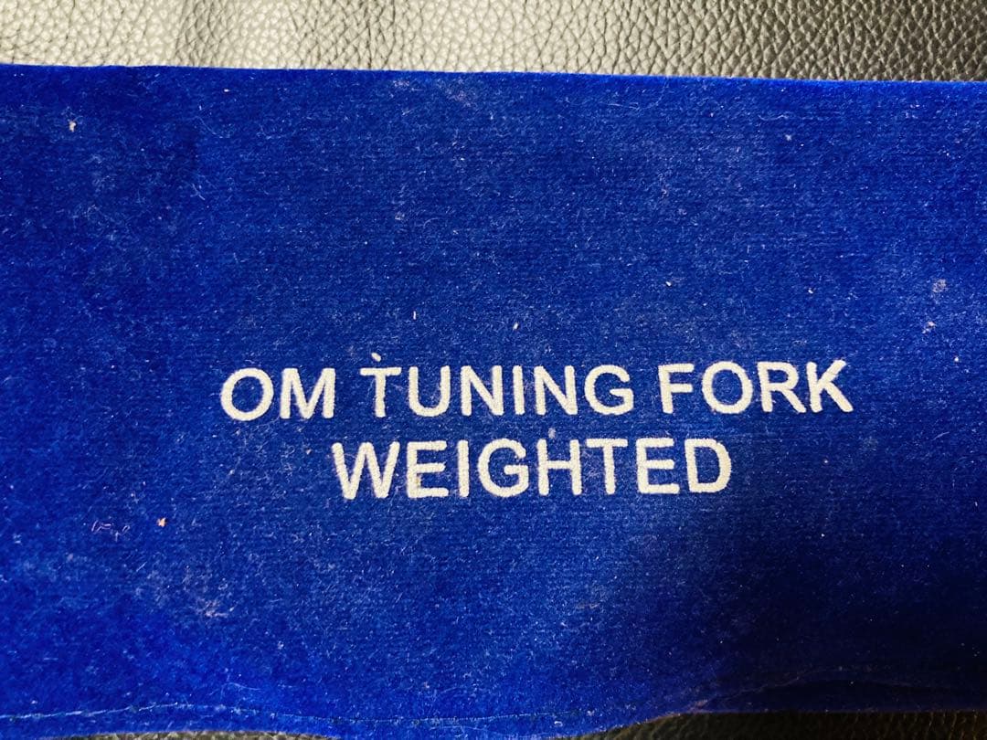 OM チューナー　136.10Hz ラバーマレット付き