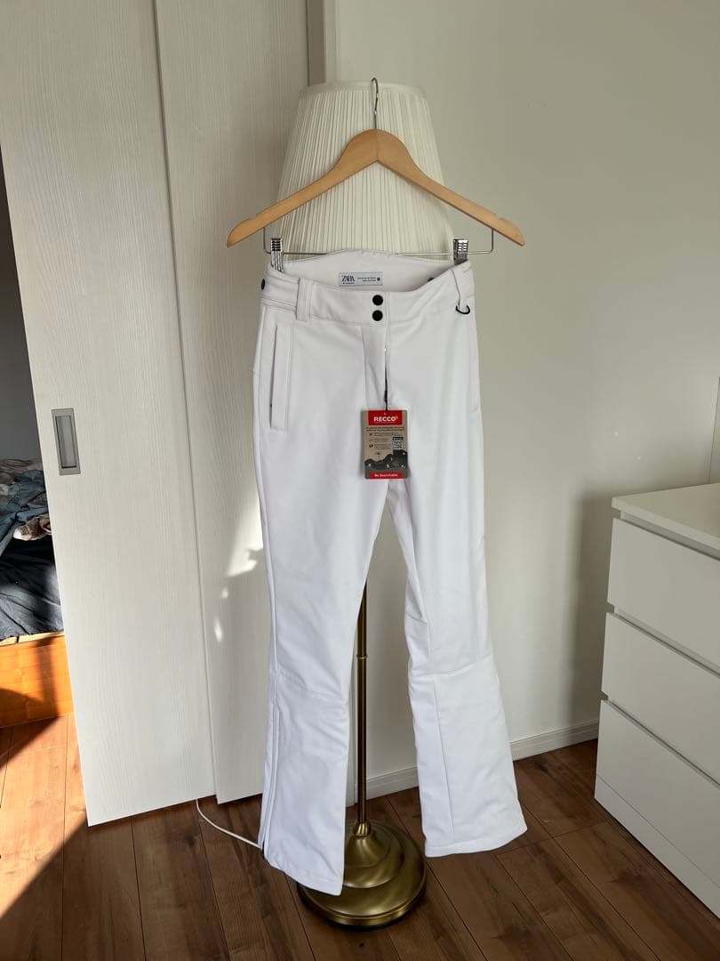 新品ZARAホワイト フレアスキーウェア XS ○ZARA○ WATER RESISTANT○スキーウェア○XS○ ○ZARA○ WATER