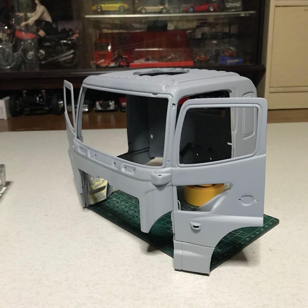 タミヤ1/14LESU日野キャビン加工中