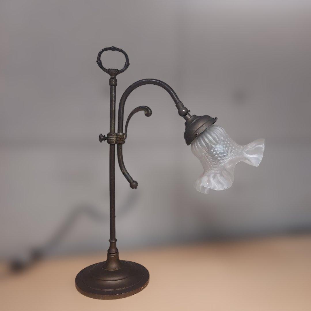 スランス製　デスクスタンド・フリルガラス・アンティーク・ビンテージ・真鍮製 USAヴィンテージミルクガラスフリルシェード真鍮テーブルライト
