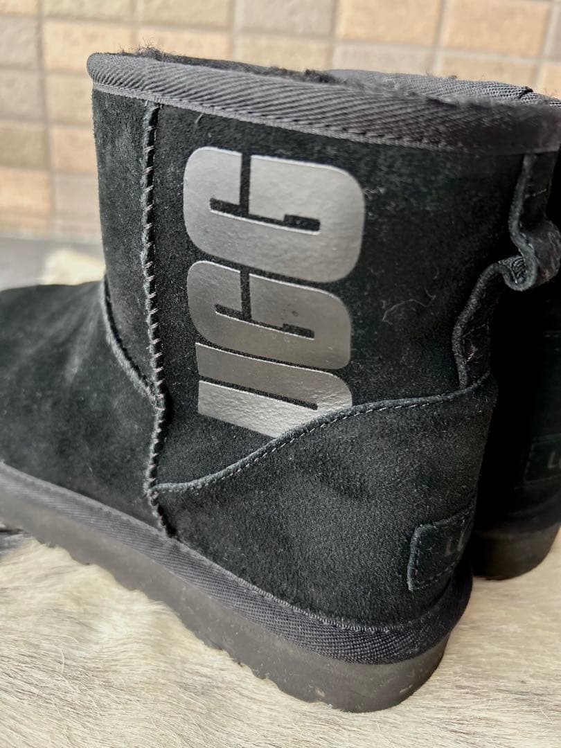 専用 美品 UGG クラシックミニ ラバーロゴ 25 アグ ブーツ ブラック 黒