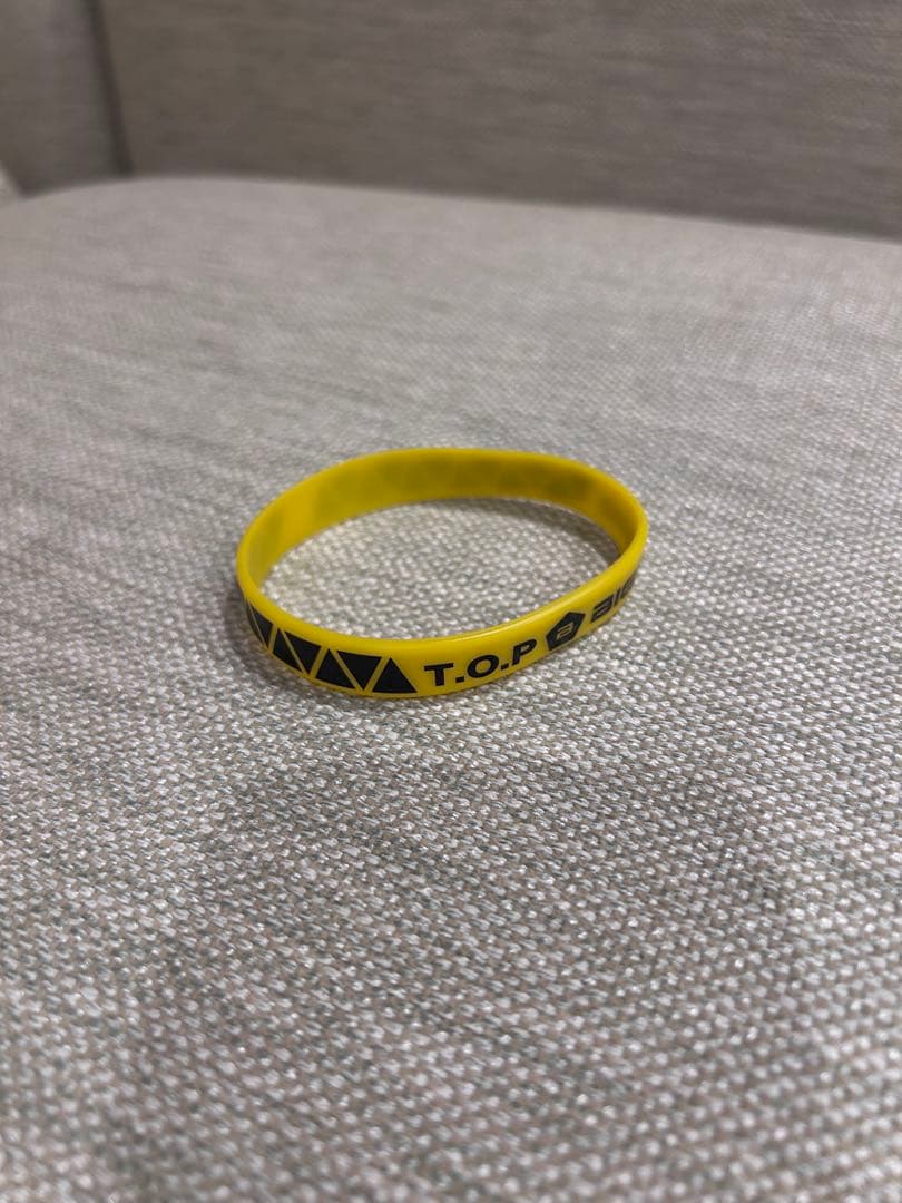 BIGBANGシリコンバンド【T.O.P】 - メルカリ