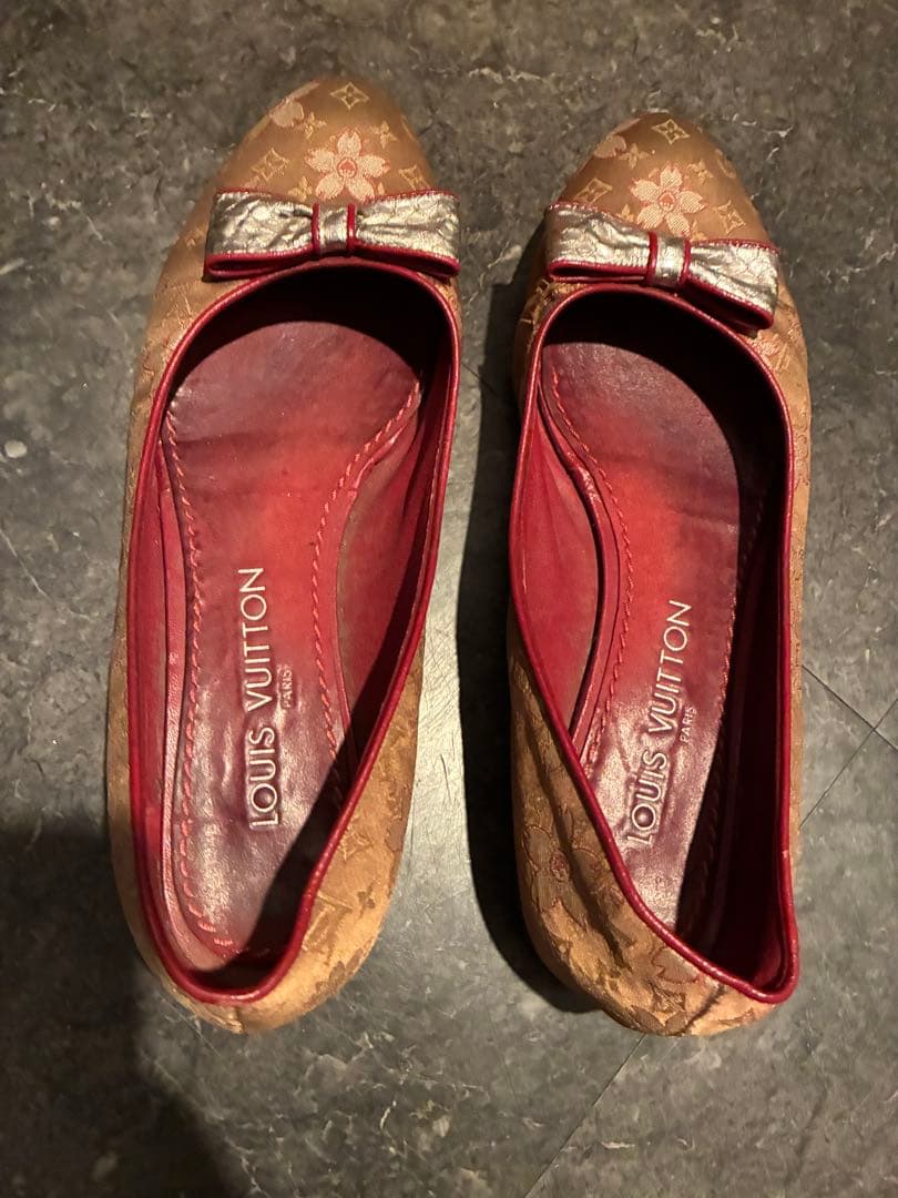 LOUIS VUITTON フラットシューズ ベージュ/レッド - メルカリ