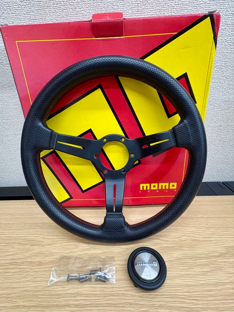 momo ステアリング パンチングレザー/赤ステッチ モモ形状 MOMOステアリング レッドステッチ レザー 35Φ GRIP ROYAL