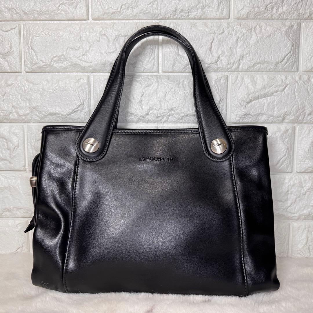 美品 LONGCHAMP 黒 レザーハンドバッグ シルバーボタン アウ