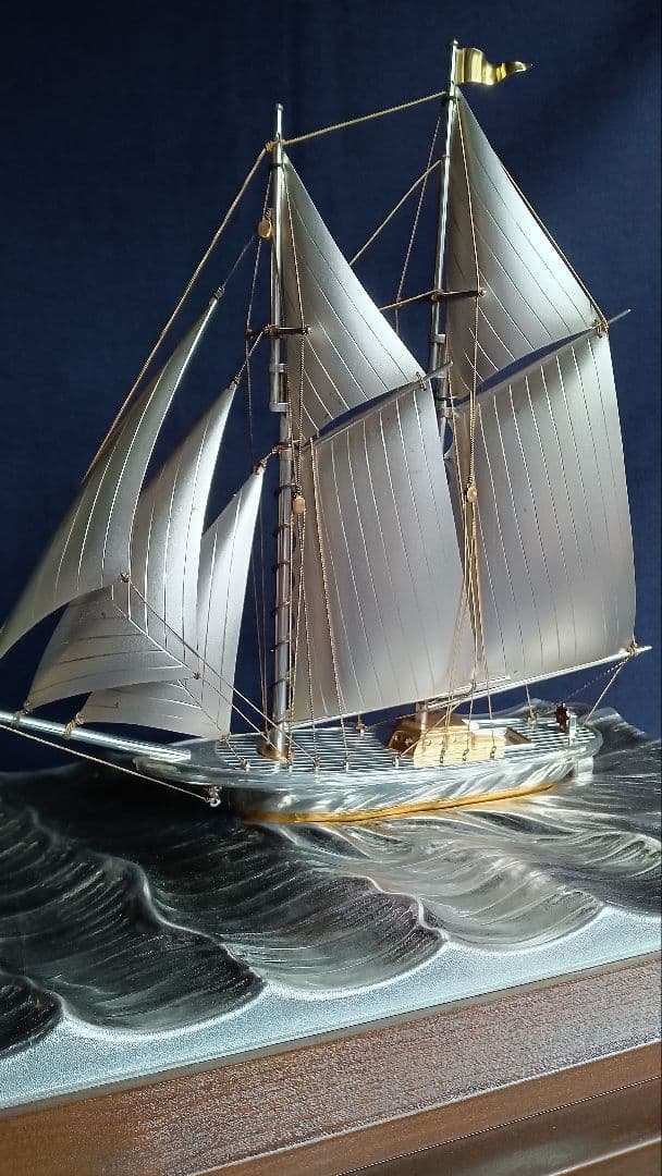 桜　銀製　２本マストヨット　２号 桐箱入り ガラスケース付き ヨット 2本マスト 5号｜銀製置物/スロープガラスケース : HIKARI