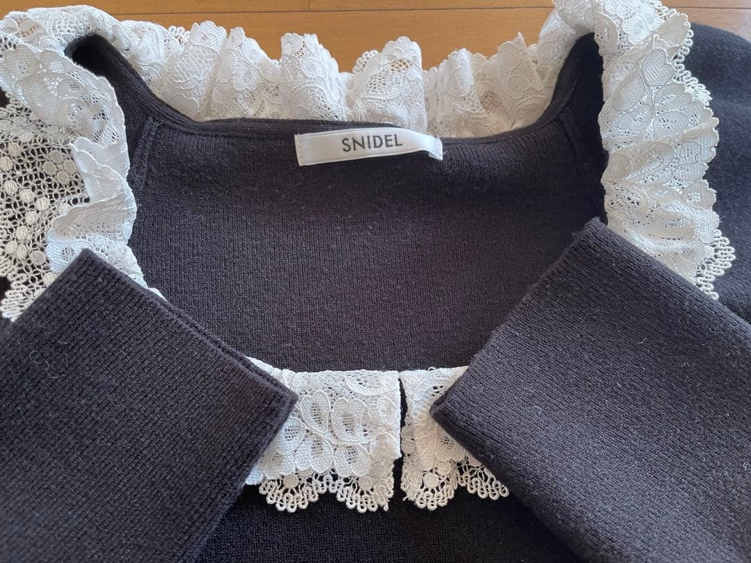 スナイデル ウサギオンライン限定 フリルネックニットワンピース 黒