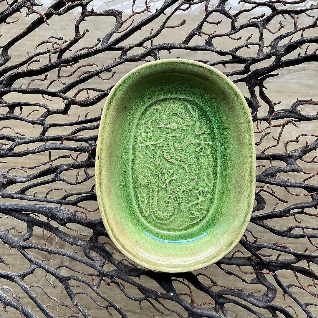 骨董 淡路珉平焼 タイルグリーン 陽刻 希少 5本爪龍紋 楕円形 豆皿