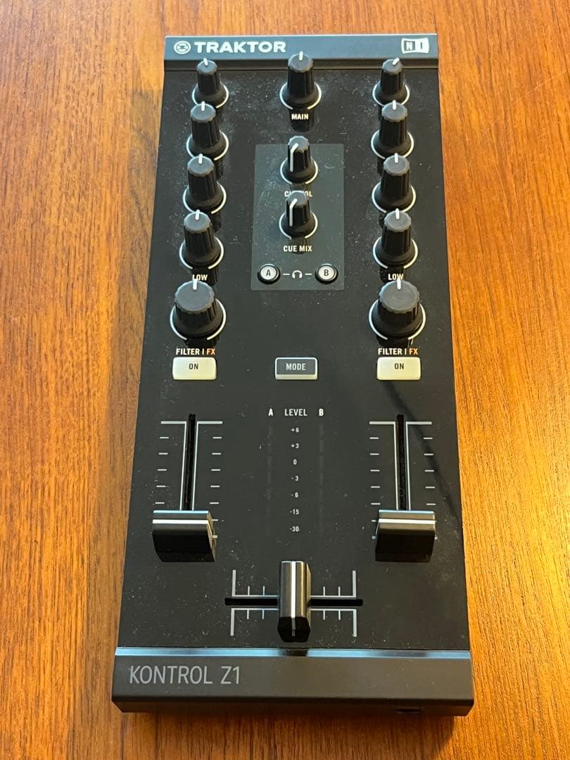 TRAKTOR KONTROL Z1 DJコントローラー　専用バッグ付き TRAKTOR KONTROL Z1 DJコントローラー 専用バッグ付き TRAKTOR KONTROL