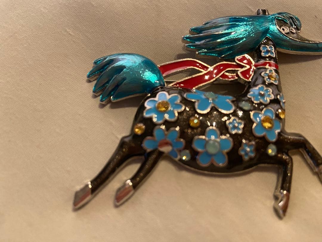 な*し様 ムーミン谷 サーカスの馬のブローチ&ペンダントトップ レディース