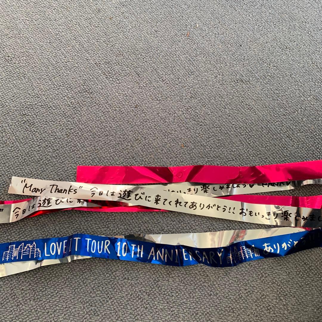 西野カナライブ銀テープ2本ずつ - メルカリ