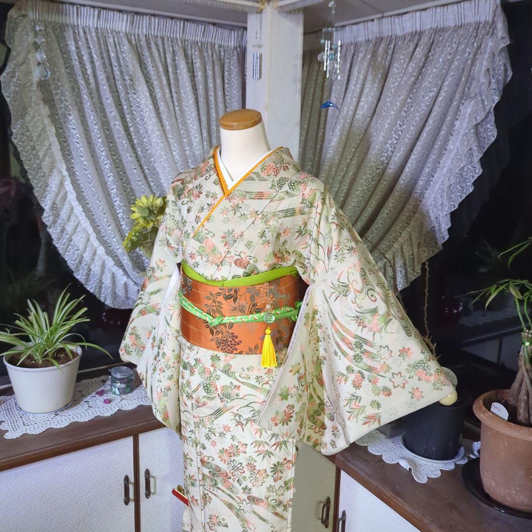 生成り色の地にきらきらと煌めきが美しいアンティークのマジョリカお召のお着物です 生成り色の地にきらきらと煌めきが美しいアンティークのマジョリカお召