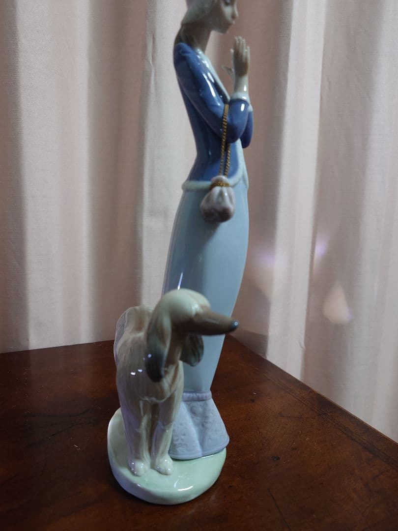 専用J様 LLADRO 青と白の陶器製女性像と犬 - メルカリ
