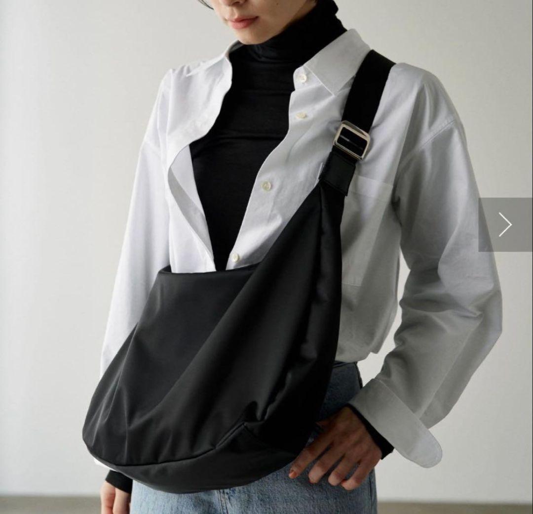 【美品】russet ラウンドビッグショルダーバッグ Black×Gold金具 ラウンドビッグショルダーバッグ(CE-1292) （ショルダーバッグ