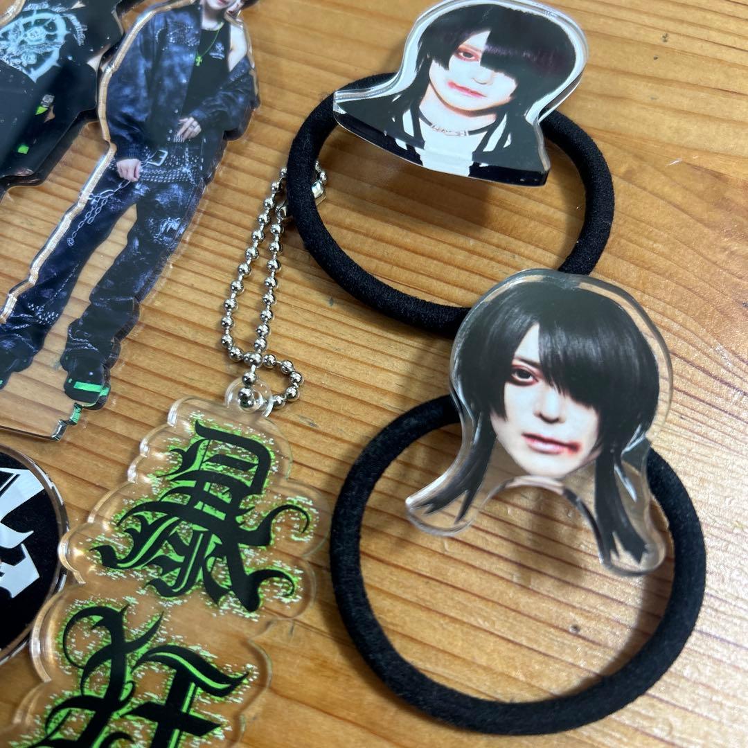 な*む様 甘い暴力 咲 アクスタ 生首ヘアゴム 暴狂 キーホルダー - メルカリ