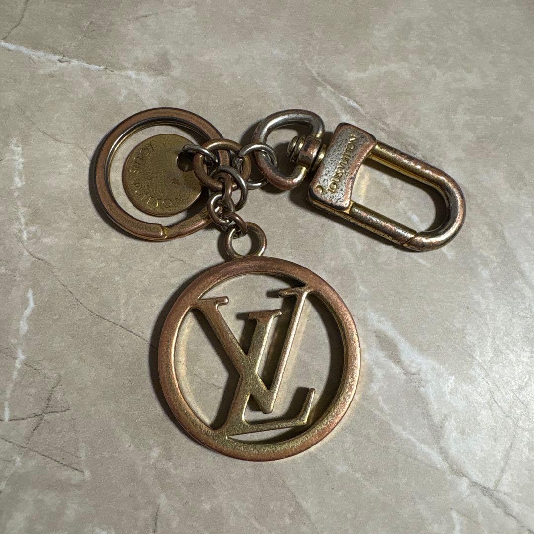 Louis Vuitton ブロンズメタルキーホルダー - メルカリ