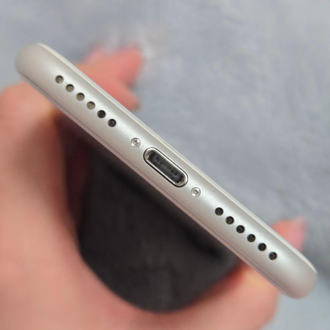 Apple iPhone 8 シルバー SIMロック解除済み 64GB 傷ありの通販はau