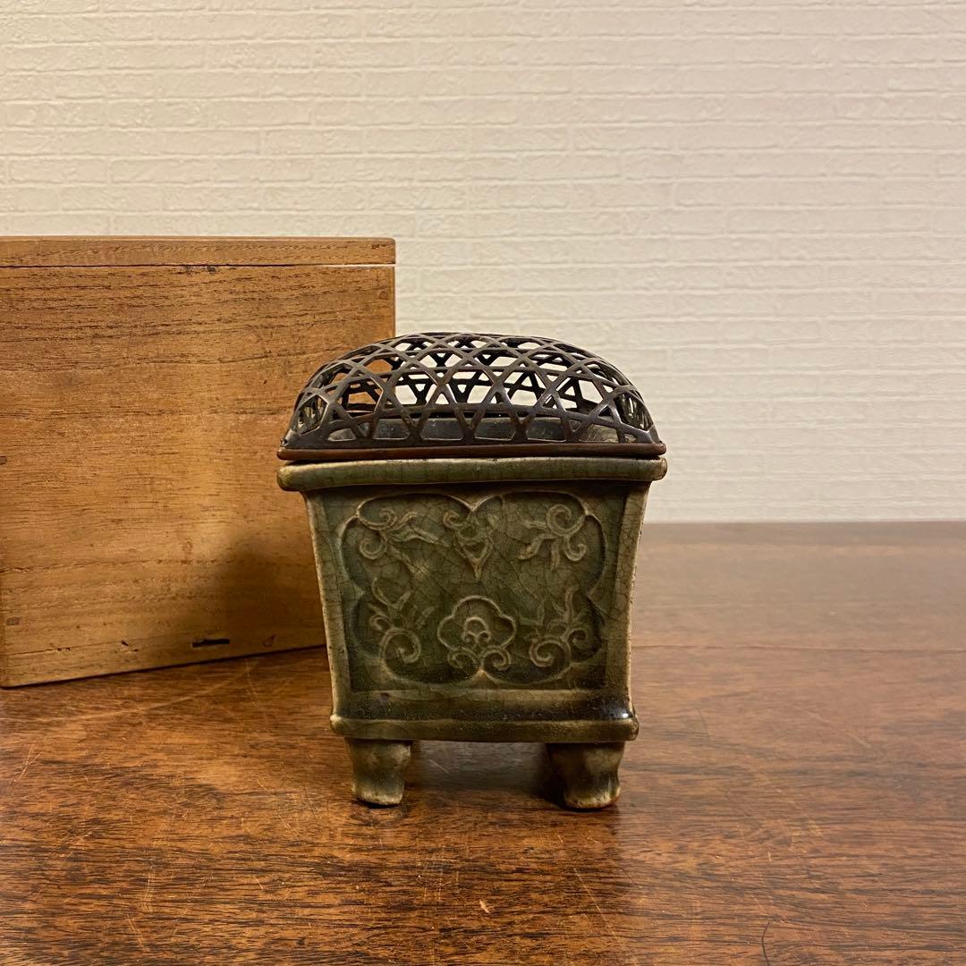 明時代 龍泉窯青磁 花文四足香炉 銅蓋付 青磁八卦文香炉 | 龍泉窯 | 収蔵品詳細 | 作品を知る | 東京富士美術館