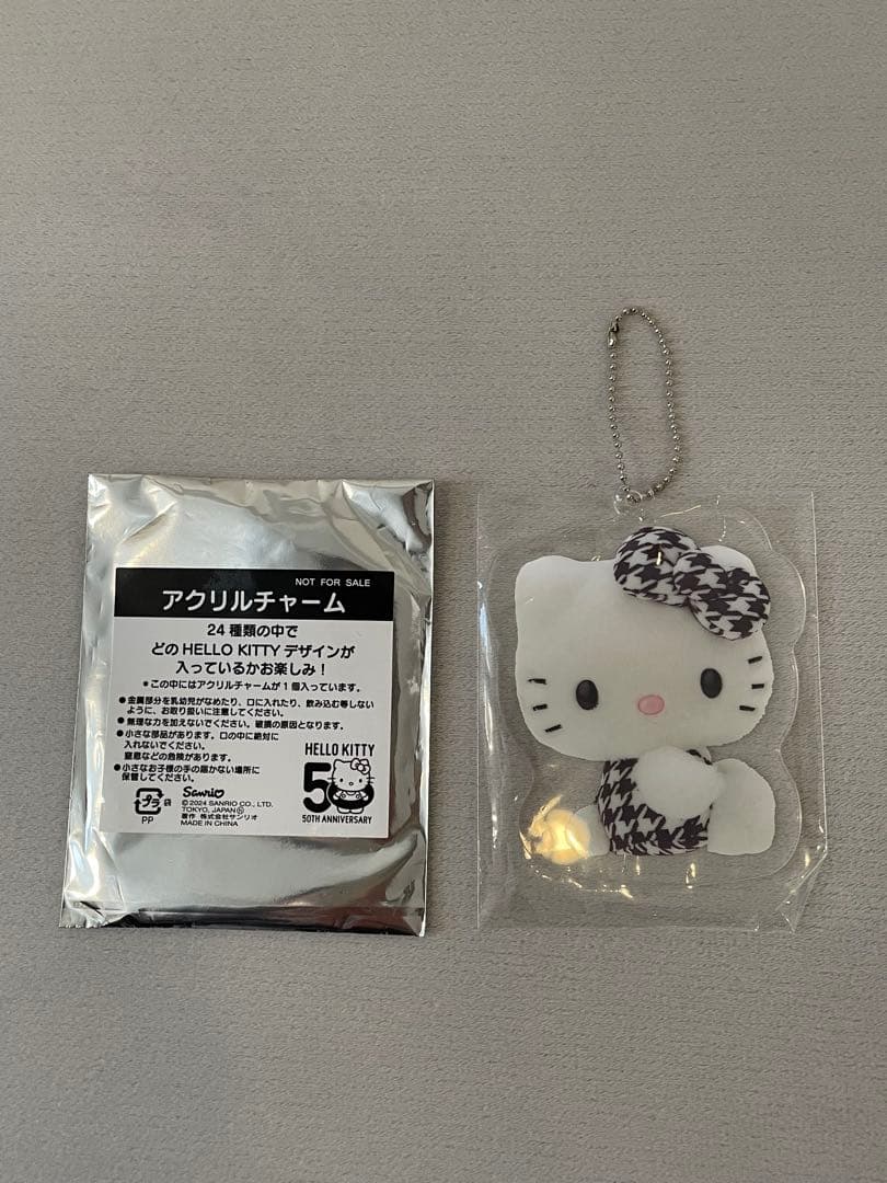 新品 ハローキティ 50周年 ノベルティ アクリルキーチャーム 千鳥格子
