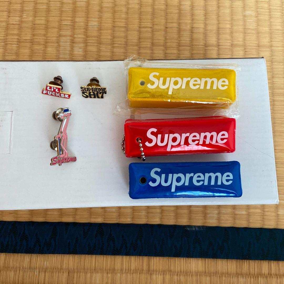supreme 小物セット ピンバッジ ピンズ パフィーキーチェーン - メルカリ