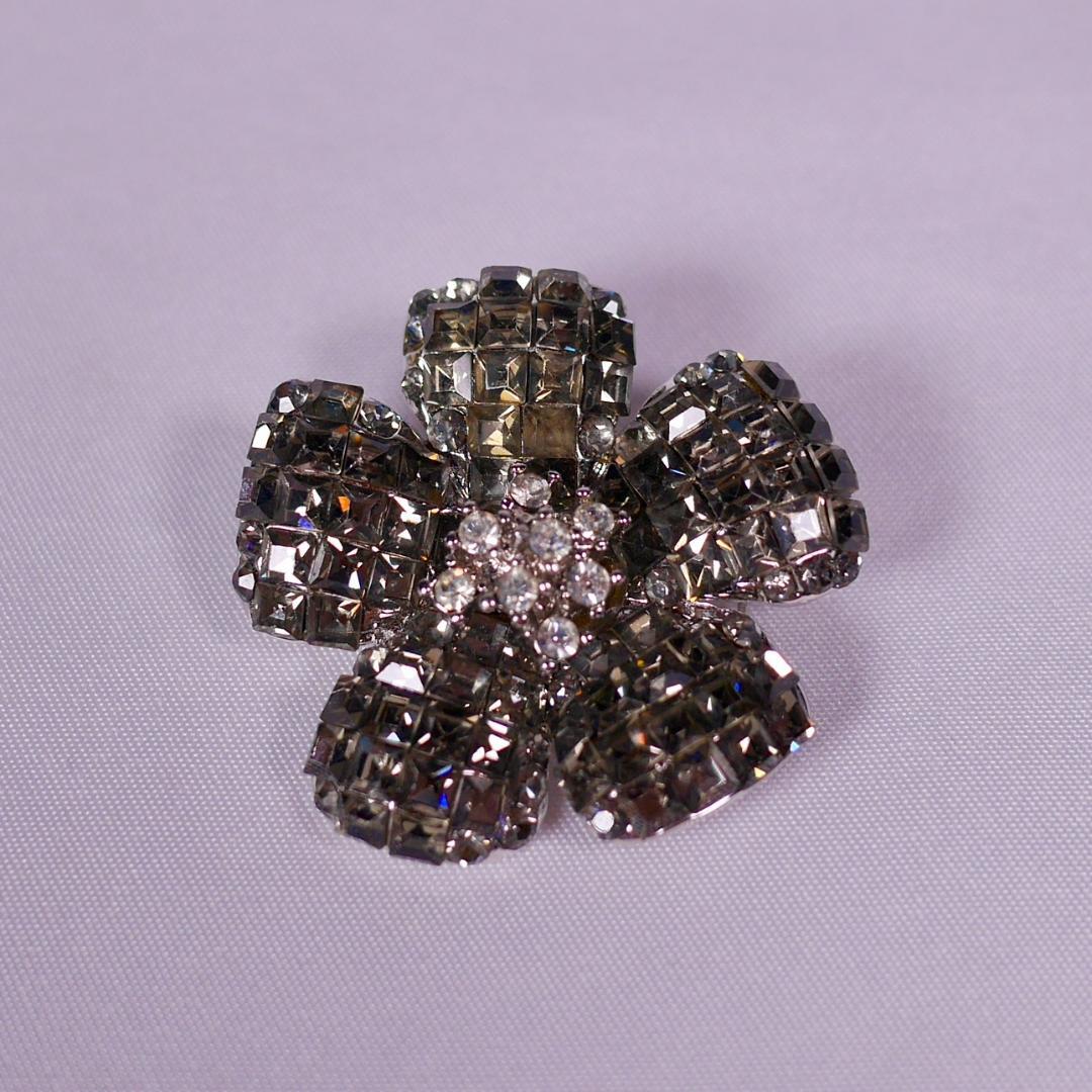 FOXEY BOUTIQUE フォクシー ブローチ フラワーモチーフ グレー FOXEY BOUTIQUE フォクシー ブローチ フラワーモチーフ グレー FOXEY