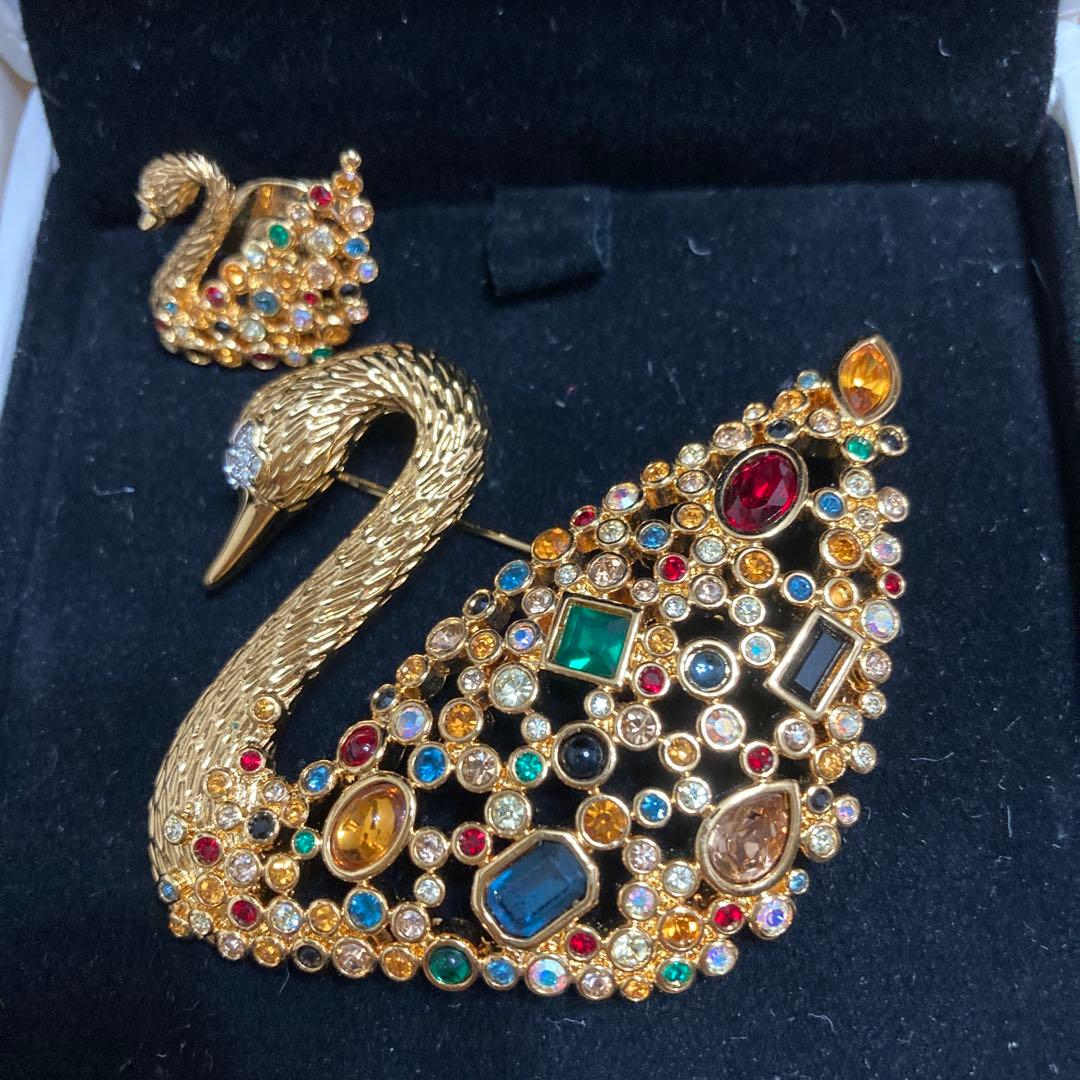 スワロフスキー 100周年記念スワンブローチ&ピンバッチ - メルカリ