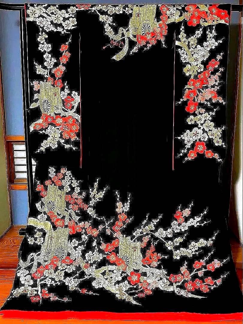 引き振袖　絢爛豪華な総手刺繍のお引きずり　遠目のゲストも釘づけ　花嫁衣装 お引きずり姿にきゅん♡日本の伝統花嫁衣装「引き振袖」が美しい！