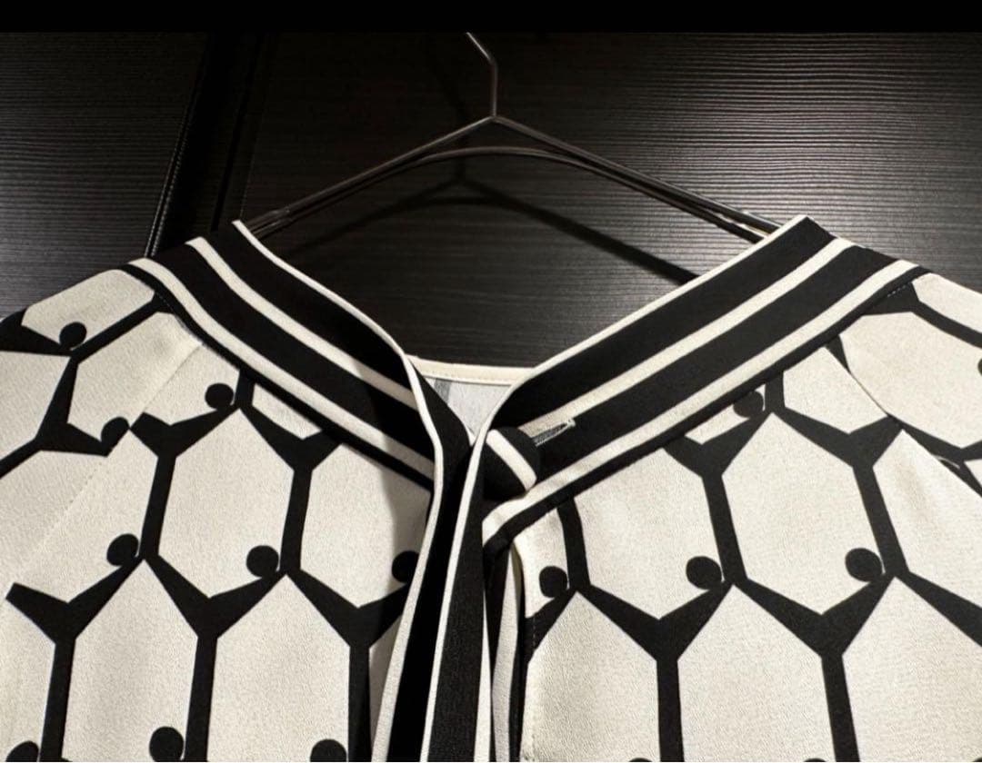 ADOREアドーア】ヘキサゴンプリントブラウス38《ホワイト