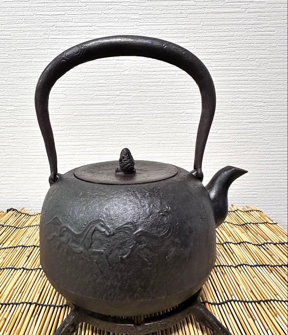 美品 南部成龍堂鋳造所 斎峰 及川 光正造 15型 双馬文様 南部鉄瓶