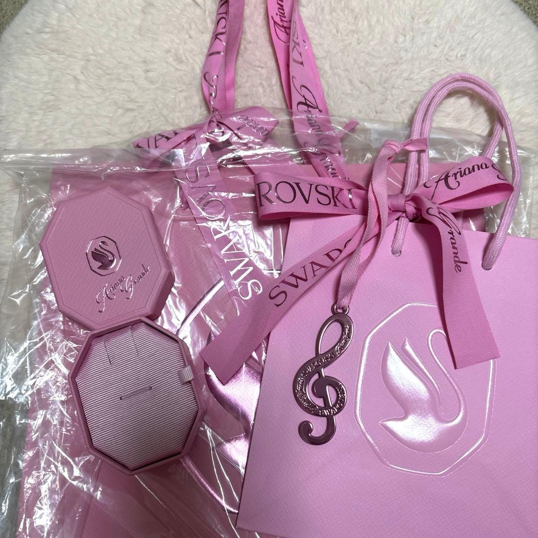 SWAROVSKI Ariana Grande 銀座店限定ショッパーチャーム付き SWAROVSKI Ariana Grande 銀座店限定ショッパーチャーム付き - メルカリ
