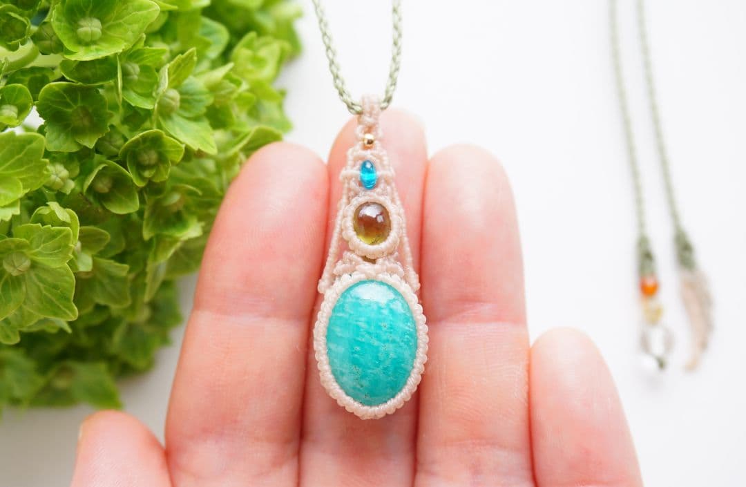 《萌え出づ》高品質アマゾナイト　ペリドット　ブルーアパタイト　マクラメネックレス