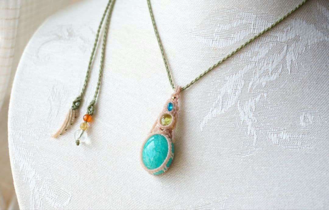 《萌え出づ》高品質アマゾナイト　ペリドット　ブルーアパタイト　マクラメネックレス