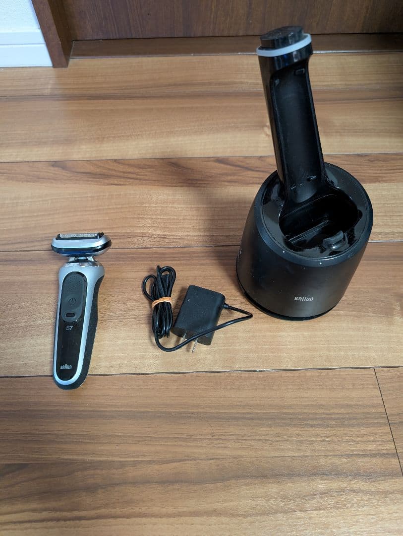 Braun S7 メンズ電気シェーバー 本体と充電スタンド 7957894940