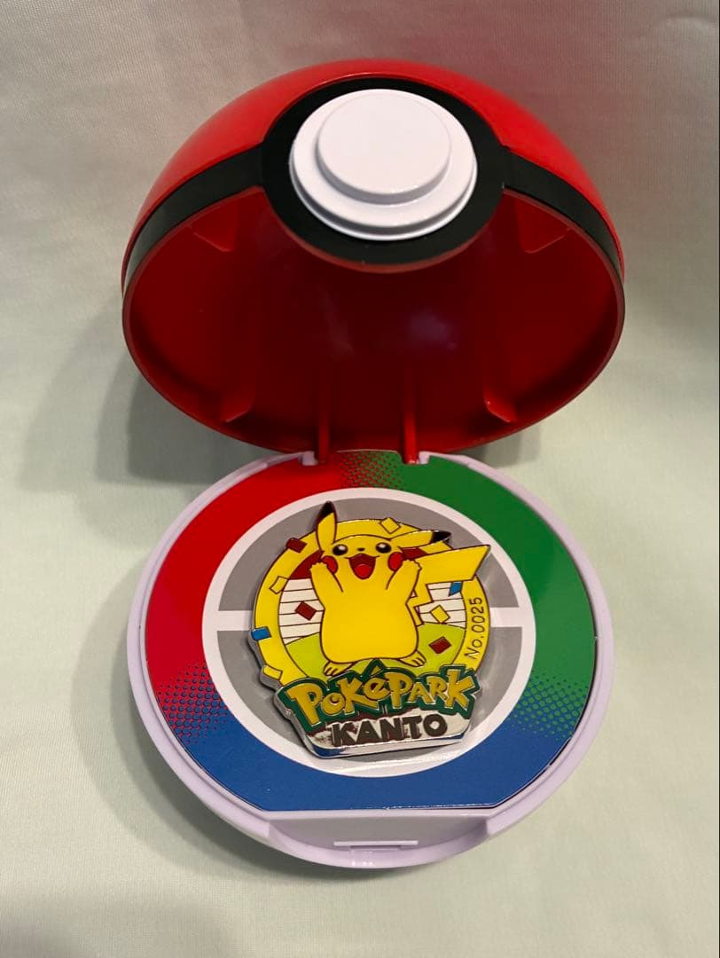 ポケパークカントーピカチュウ ピンズ モンスターボール付き - メルカリ